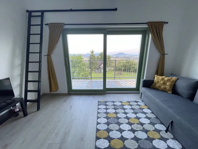 Kanapé a nagy panorámaablak előtt