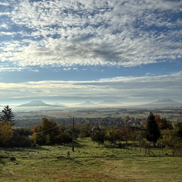 Párás őszi reggel a tanúhegyekkel a medence fölött